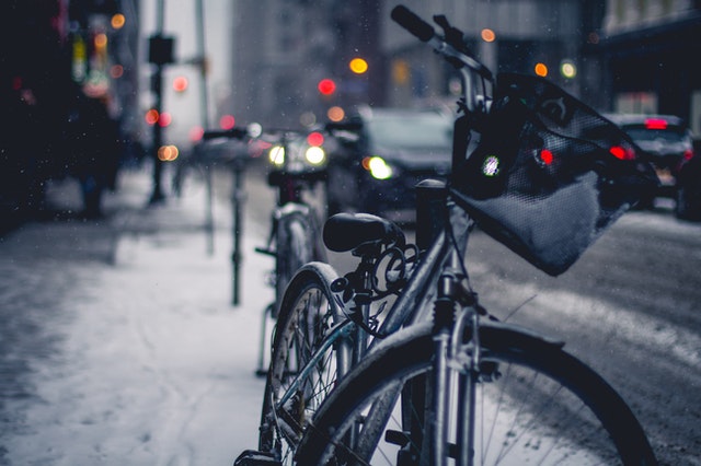Lire la suite à propos de l’article Faire du vélo sous la pluie, est-ce dangereux ? 